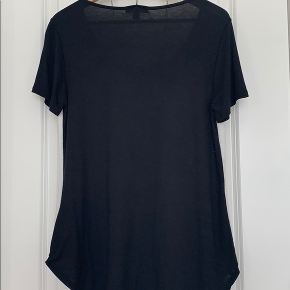 🌸Lovely black/ivory color-block top with necklace - Picture 3 of 3